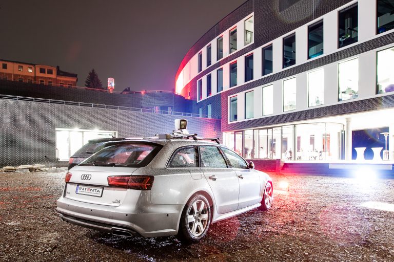 Intenta Testtraeger vor neuem Firmengebaeude am Kassberg c Intenta GmbH 768x512